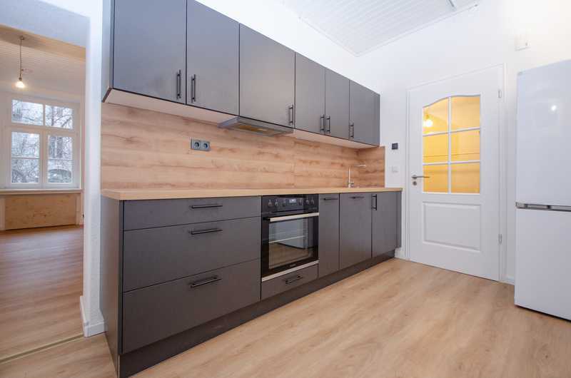 Denkmalgeschützter Altbau: Renovierte 2-Zimmer-Wohnung im Hochparterre, frei ab sofort