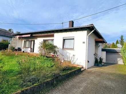 Ortsrandlage, Bungalow *Wohnen auf einer Ebene* auf großem Sonnenareal mit Garage