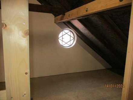 trockene Abstellräume im isolierten Dachboden zu vergeben: 5-35 qm
