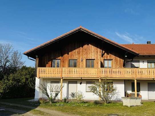 Traumhaft ländlich wohnen: Tolle 4-Zimmerwohnung mit Balkon und Blick ins Grüne