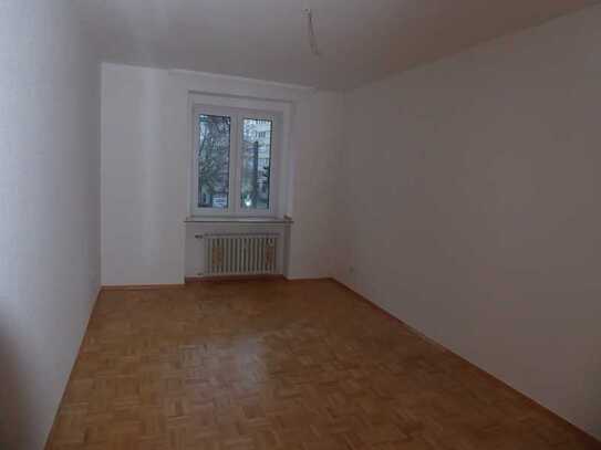 Single-Appartement mit separater Küche, Duschbad mit Fenster, WC und 2 separate Kellerräume