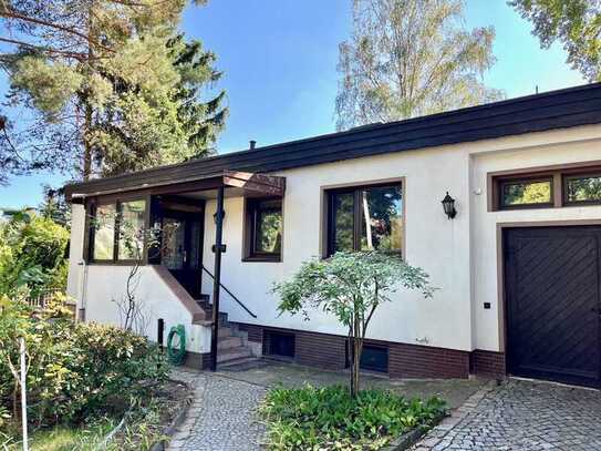 Rarität zur Selbstnutzung in Top-Lage! 
Voll unterkellerter Bungalow mit Garage und Nebengelaß