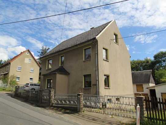 Wohnhaus zum Sanieren mit Garagen und Nebengelassen und schönem Grundstück