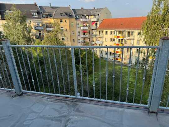 Sehr gut geschnittene 3-Raum-Wohnung mit Balkon im Dachgeschoß