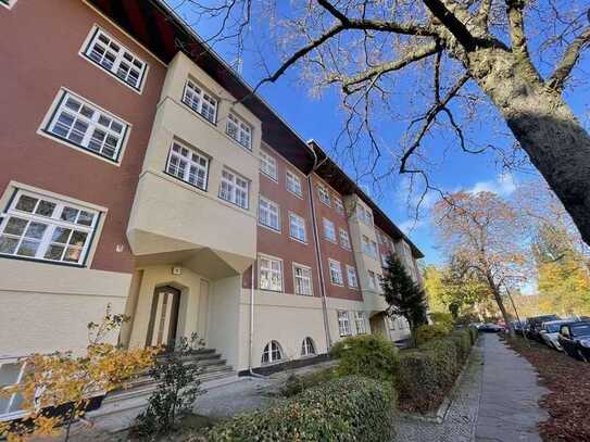 Heller Rückzugsort in zentraler Lage: Dachgeschosswohnung mit schöner Loggia und idealem Grundriss