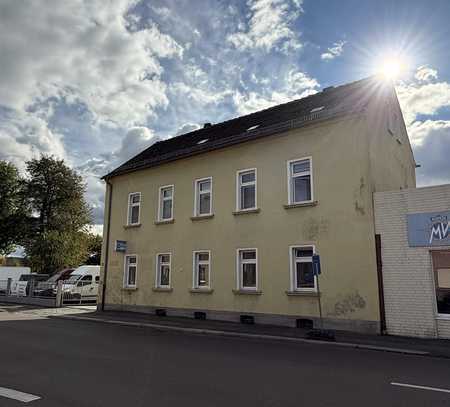 Mehrfamilienhaus mit vielseitigen Wohn- und Gewerbeflächen