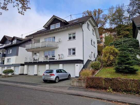 Moderne, großzügige 2-Zi-Wohnung mit eigenem Eingang, Balkonterrasse und DO-Garage in Netphen