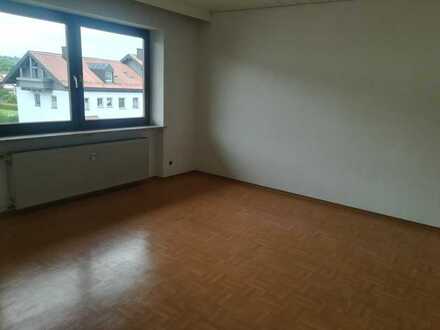 Gepflegte Wohnung mit drei Zimmern sowie Balkon und EBK in Emmerting