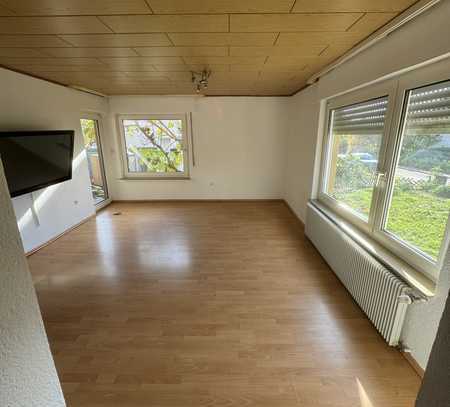 Modernisierte Wohnung mit dreieinhalb Zimmern und Balkon in Spraitbach