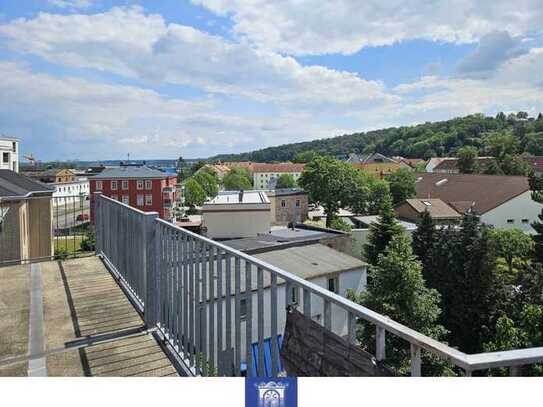 Individuelle und moderne Familienwohnung mit großem Balkon unterm Dach!