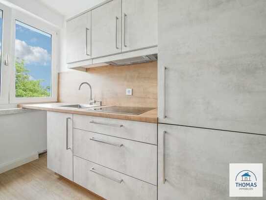 Sanierte 2-Raum-Whg mit Einbauküche, am Stadtrand von Neustadt: mit geschützter Loggia & Badewanne