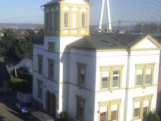 Hochwertige Wohnung mit Rheinblick in Villa