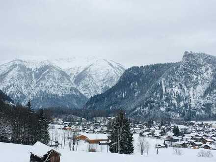 Praxisfläche mit großen Schaufenstern in Oberammergau