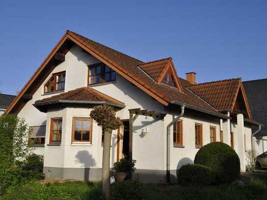 Freistehendes Einfamilienhaus mit Rheinblick und Garten in Bornheim-Uedorf