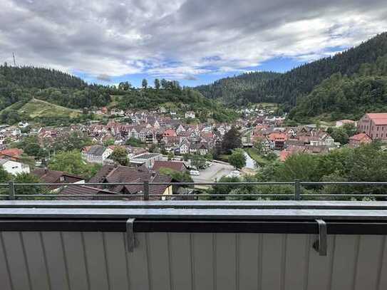 Maisonette-Wohnung mit EBK, Garage, Balkon und herrlicher Aussicht