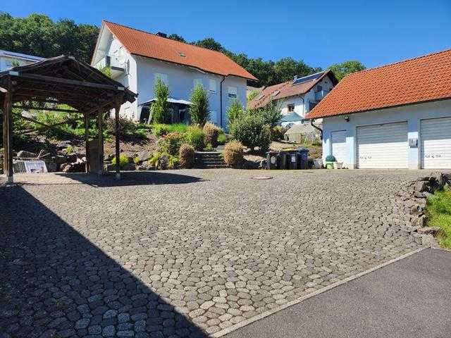                                                               Charmantes Anwesen mit 3 Wohnungen inkl. 3 EBK *** Terrasse und Doppelgarage ***                                                       in Petersberg (Fulda)