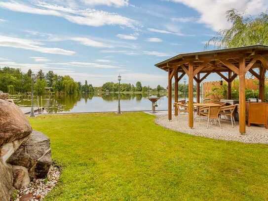 195 m² großer Architekten-Bungalow auf idyllischem Wassergrundstück in Grünheide