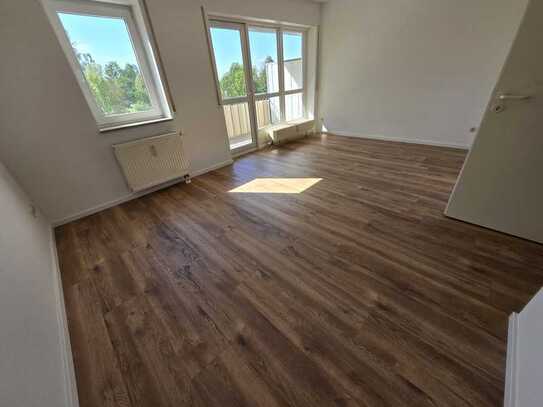 1. OG mit Balkon ! Lift / Laminat / TG Stellplatz u.v.m...