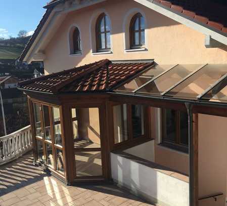 Sonnige 4-Zimmer-Terrassenwohnung mit geh. Innenausstattung mit Balkon und EBK