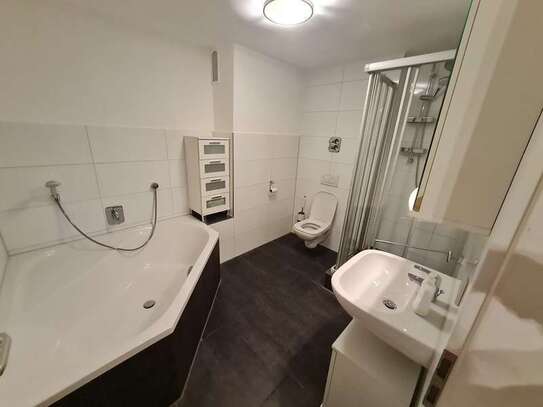 Exklusive, neurenovierte 3,5 Zi. Wohnung mit EBK, Balkon, Garage und Keller