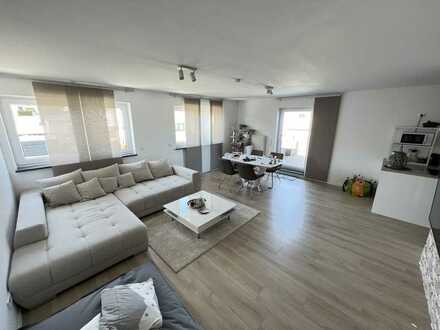 Neuwertige helle 4-Zimmer-Wohnung mit grosem Balkon und EBK in Köfering