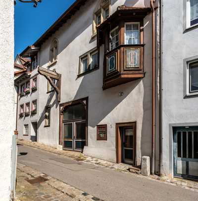 Traditionelles Wohn- und Geschäftshaus mit Wohnungen, Apartments und Gewerbe