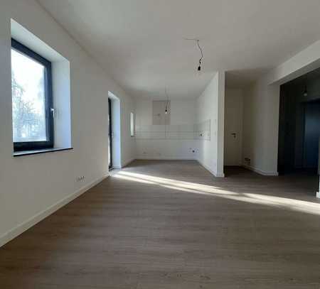 Schöne kernsanierte 4 Zimmer Wohnung mit Balkon