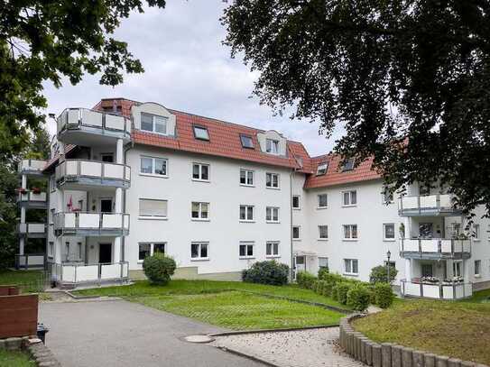 Kapitalanlage in Neukirchen/Pleiße: Vermietete 4-Raum-Wohnung mit Balkon und Gäste-WC, 96 m² !