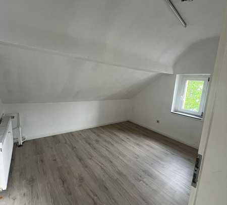 Stilvolle, vollständig renovierte 2-Zimmer-Dachgeschosswohnung in Troisdorf