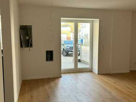 Neu renovierte 1-Zimmer Erdgeschosswohnung mit großem Wohnzimmer und Terrasse