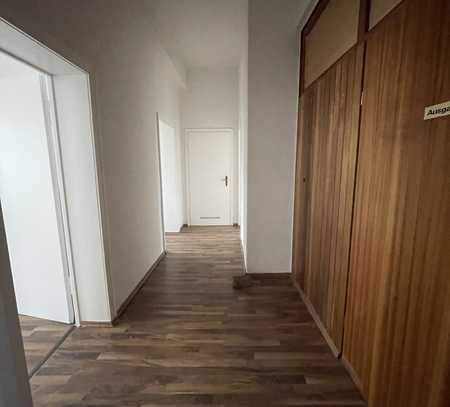 Renovierte Altbau 6-Zimmer-Wohnung mit Balkon in Brakel welche auch gut als Büro genutzt werden kann