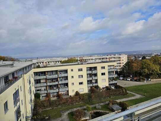 Ansprechende und gepflegte 4-Zimmer-Maisonette-Wohnung mit geh. Innenausstattung mit Balkon und EBK