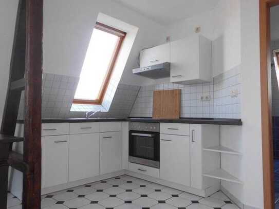 Freundliche und modernisierte 2-Raum-DG-Wohnung mit Balkon und EBK in Zwickau