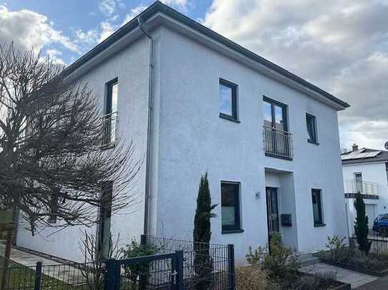 Gehobenes freistehendes 7,5-Zimmer-Einfamilienhaus mit großem Garten, Doppelgarage und Stellplätzen