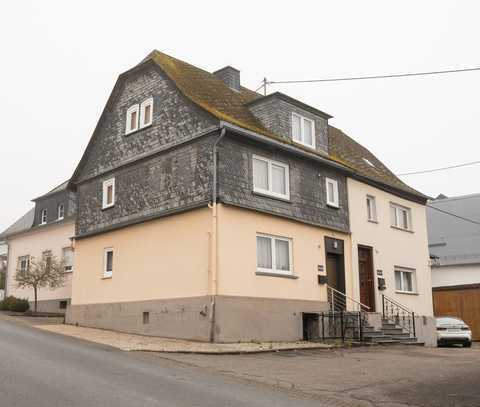 Bauernhaus mit großer Scheune, Garagen und Stallungen in Utzenhain zu verkaufen.