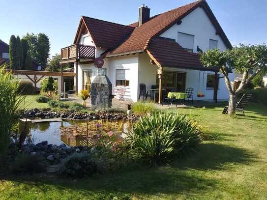 Schönes sonniges Einfamilienhaus, mit separater Dachgeschosswohnung.