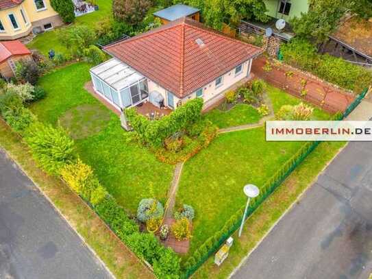 IMMOBERLIN.DE - Entzückender Bungalow mit Gartenidylle & Wintergarten im Berliner Speckgürtel