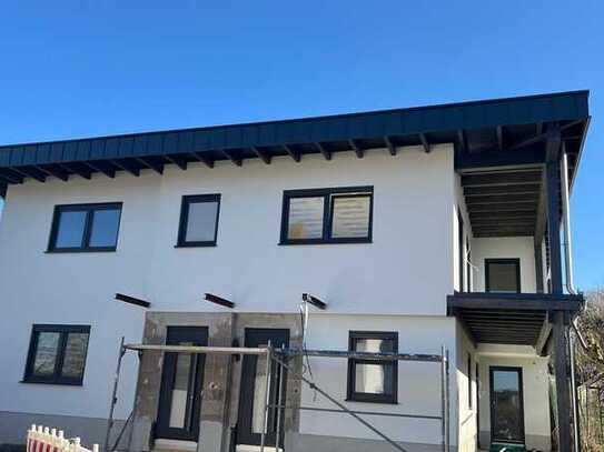 Erstbezug: Energieeffiziente helle 4-Zi-Wohnung mit großem überdachten Balkon in Asbach