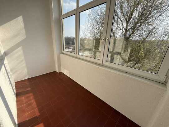 Sie können streichen? Perfekt! Helle 3,5-Raumwohnung im 1. OG mit Wintergarten & Tageslichtbad !