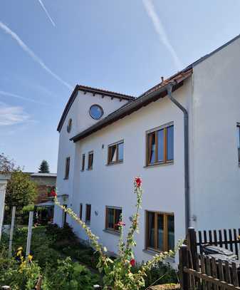 4-Zimmer-Wohnvergnügen im Dachgeschoss! Kleine Wohneinheit, idyllische Lage, herrlicher Blick...