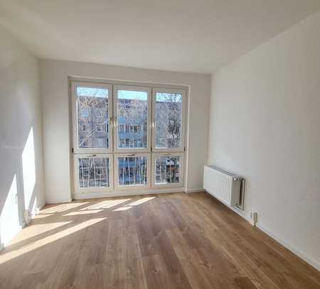 ** Kernsanierte 3 Raumwohnung** + Einbauküche + Wannenbad + Anmietung Garage möglich!