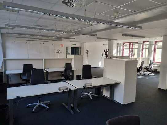 Schreibtisch im Großraumbüro 1401 in Bonn