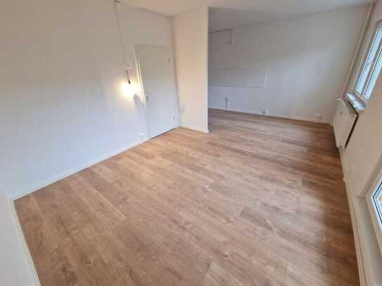 Kernsanierte 2-Raumwohnung - hochwertiger Laminatboden + Balkon + Wannenbad + EBK-Option