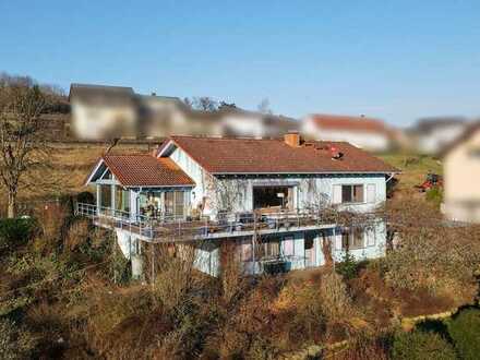 Ein Zuhause zum Wohlfühlen in Neuengronau! Wintergarten und traumhafter Ausblick inklusive