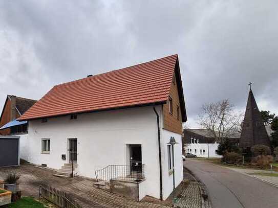 Einfamilienhaus mit großem Nebengebäude, KFZ-Werkstatt, Carport und Verkaufsraum