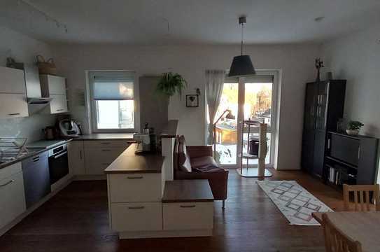 Zentral und ruhig gelegene 4-Zimmer-Wohnung mit geh. Innenausstattung, Balkon und EBK