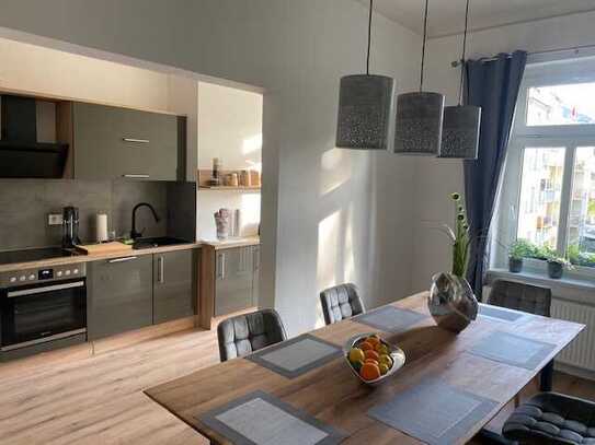 Neu eingerichtete große 3/4 Zimmer Wohnung mit neuer EBK & großem Balkon & gem. Garten & TG