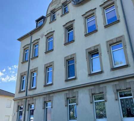 Großzügige 2-Zimmer mit EBK, Laminat, Stellplatz, Balkon und Wanne in zentraler Lage!