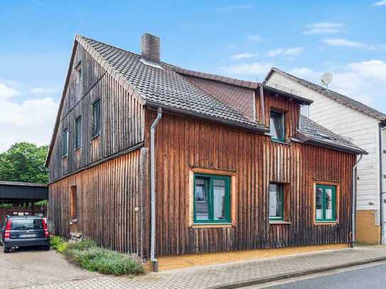 Renovierungsbedürftiges Einfamilienhaus in ruhiger Lage mit charmantem Garten und Terrasse