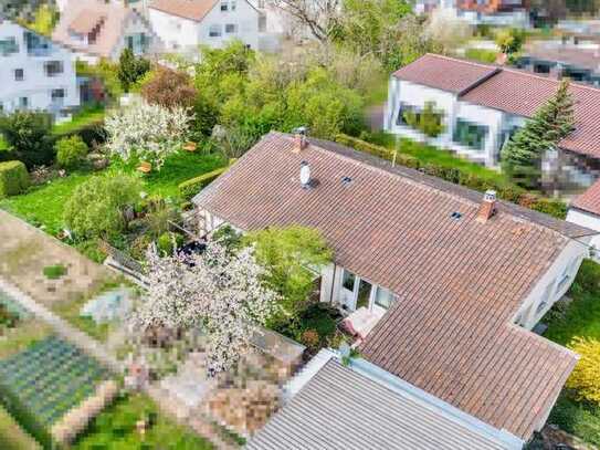 Zweifamilienhaus mit großem Grundstück in bevorzugter Lage.